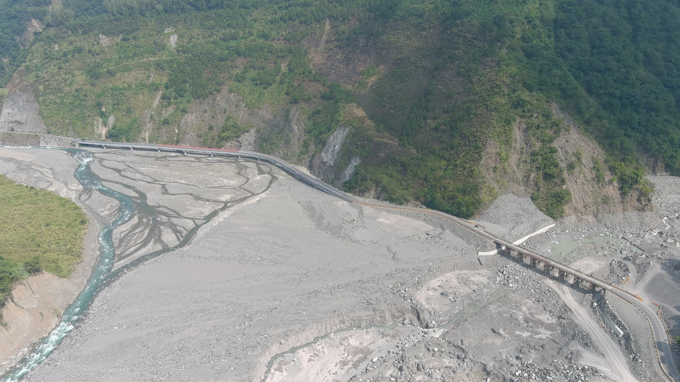 明霸克露橋與河谷邊坡空拍現況紀錄